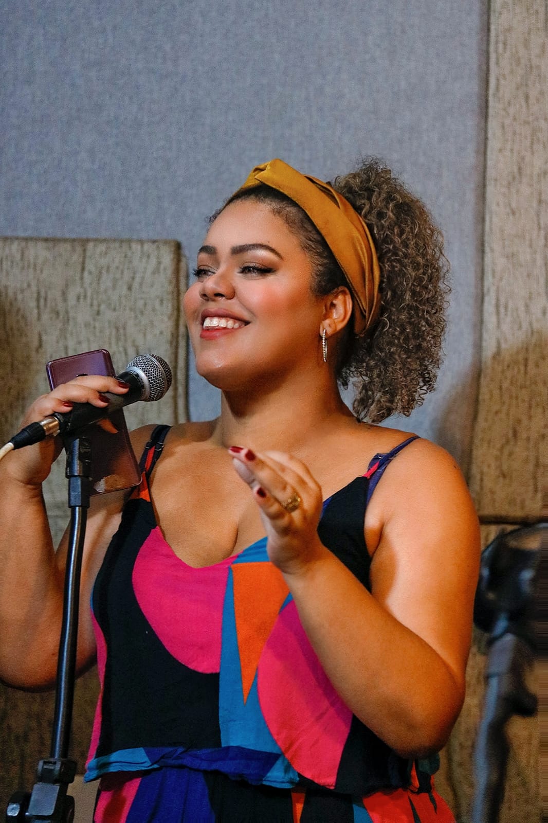 Camila Barros em um ambiente de apresentação